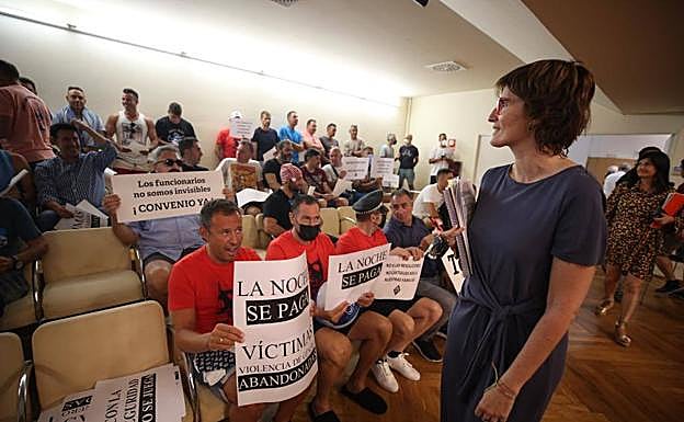 Eva Tobías pasa ante los agentes de la Policía Local que protestan en el Pleno. 