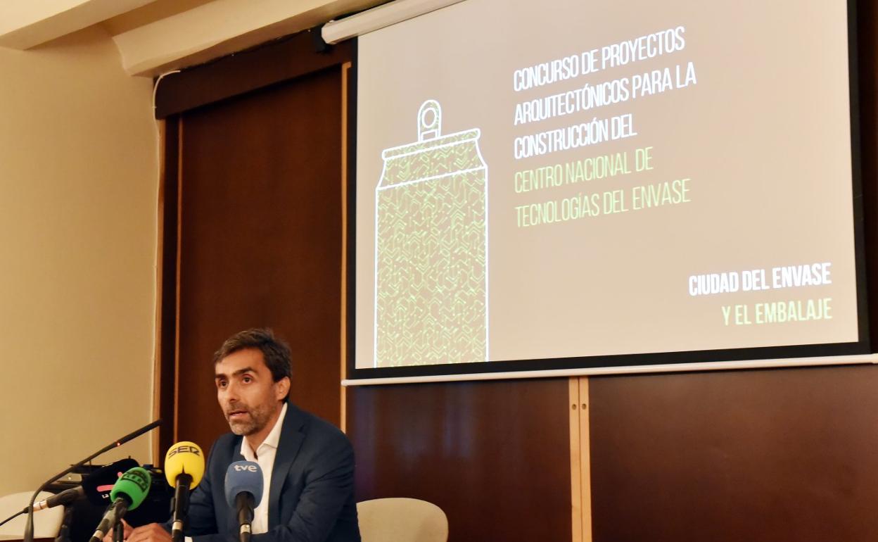 Gabriel Díaz, durante la presentación del concurso de proyectos arquitectónicos para el CNTE. 