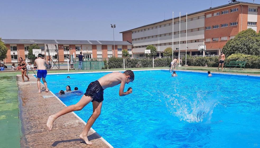 Un joven se zambulle de cabeza en una piscina, en Logroño. 