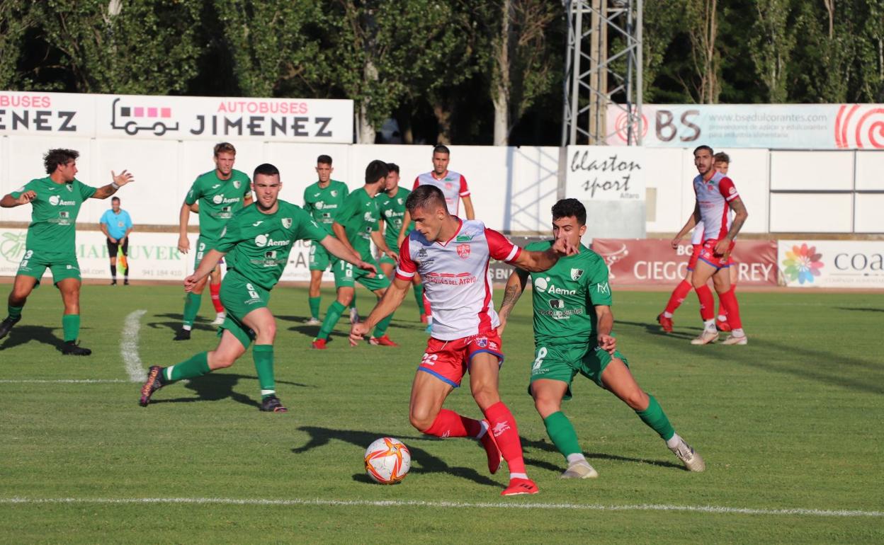 El rojillo Chinchilla se revuelve ante Soeiro para intentar buscar un nuevo centro al área alfareña. 