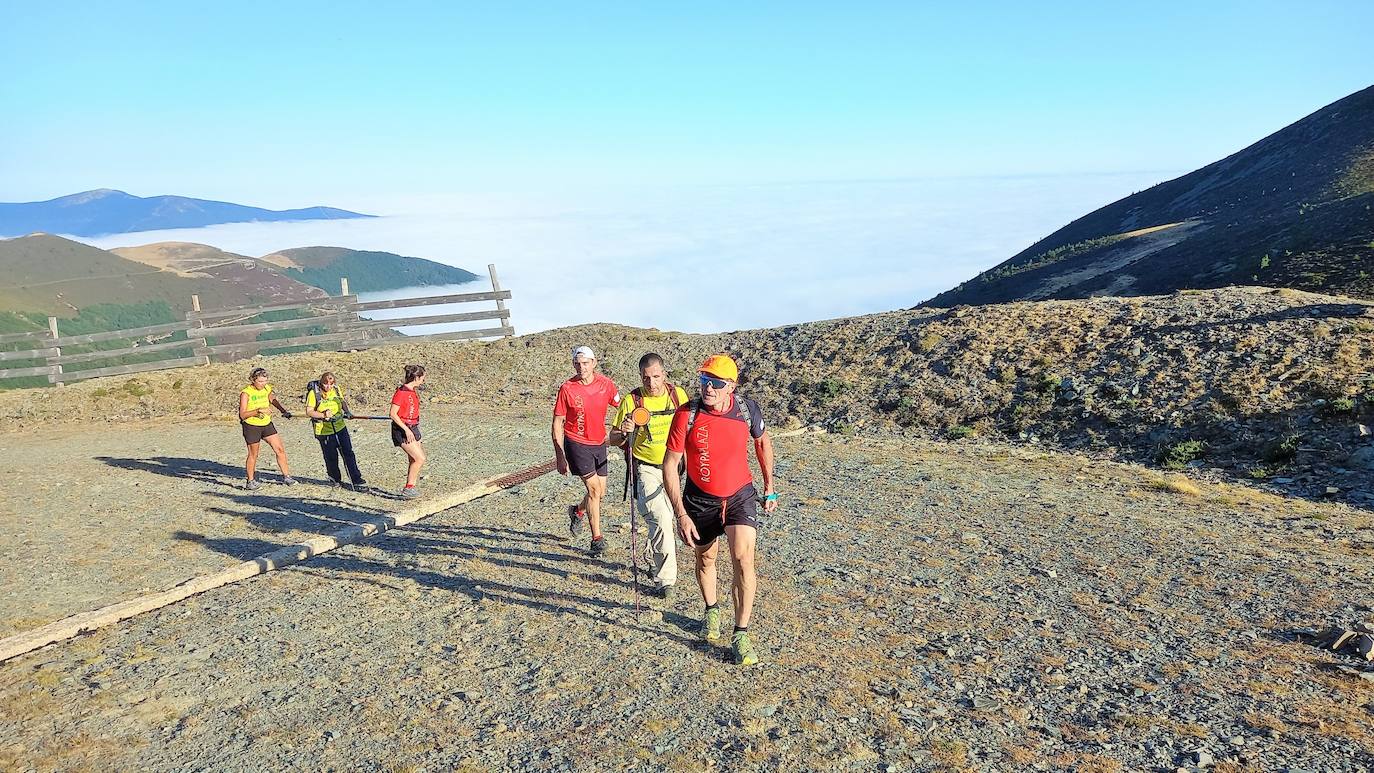 Ocho invidentes de Montañeros Amigos Unidos de la ONCE suben a la montaña más alta de La Rioja con la ayuda de una veintena de guías voluntarios.