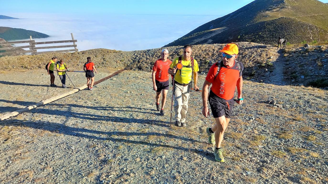 Ocho invidentes de Montañeros Amigos Unidos de la ONCE suben a la montaña más alta de La Rioja con la ayuda de una veintena de guías voluntarios.