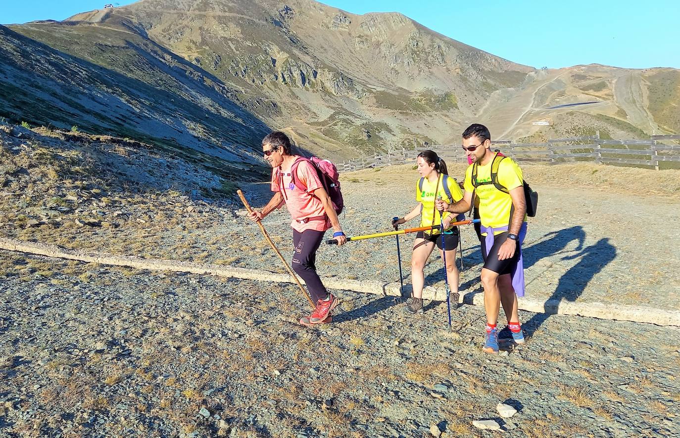 Ocho invidentes de Montañeros Amigos Unidos de la ONCE suben a la montaña más alta de La Rioja con la ayuda de una veintena de guías voluntarios.