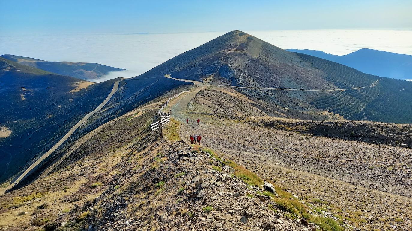 Ocho invidentes de Montañeros Amigos Unidos de la ONCE suben a la montaña más alta de La Rioja con la ayuda de una veintena de guías voluntarios.