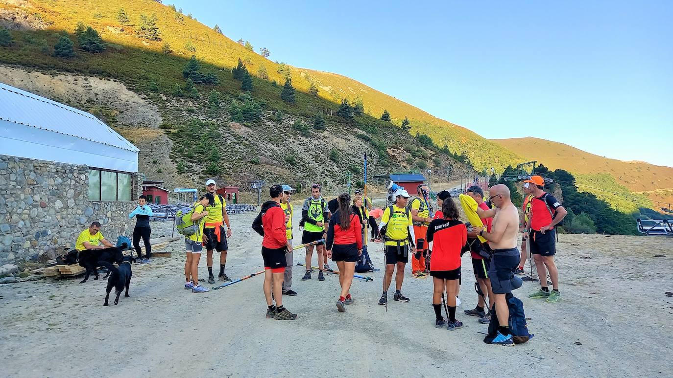 Ocho invidentes de Montañeros Amigos Unidos de la ONCE suben a la montaña más alta de La Rioja con la ayuda de una veintena de guías voluntarios.