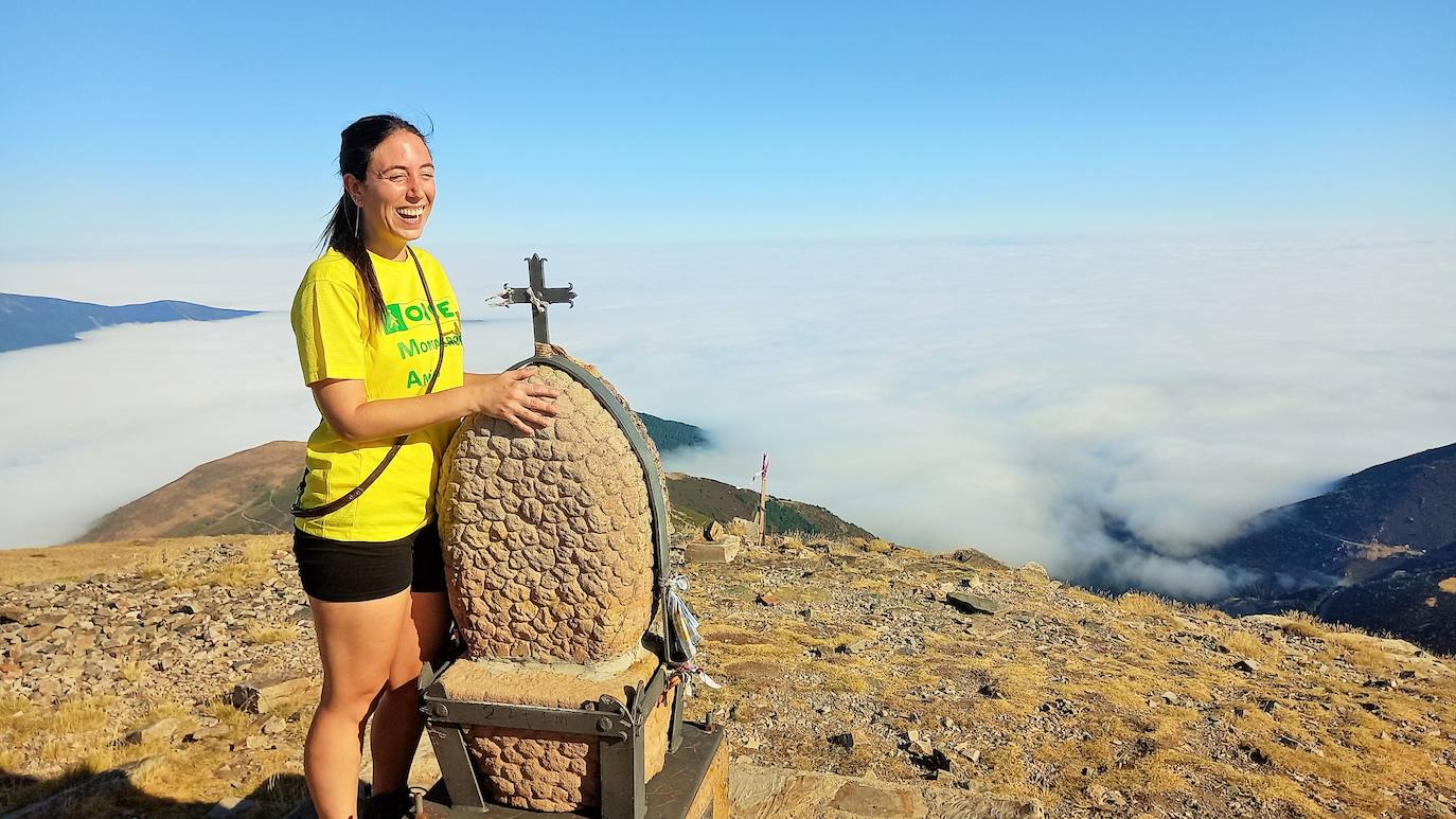 Ocho invidentes de Montañeros Amigos Unidos de la ONCE suben a la montaña más alta de La Rioja con la ayuda de una veintena de guías voluntarios.