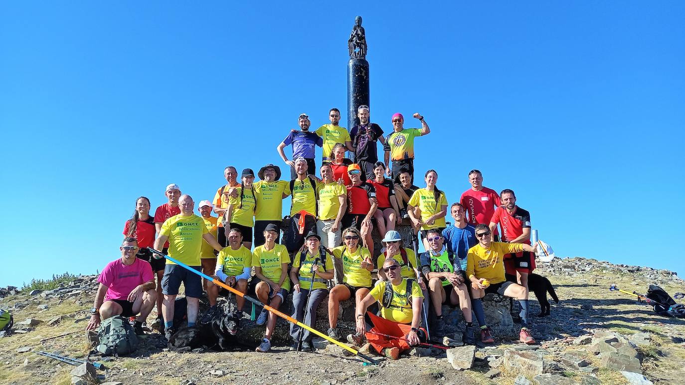 Ocho invidentes de Montañeros Amigos Unidos de la ONCE suben a la montaña más alta de La Rioja con la ayuda de una veintena de guías voluntarios.