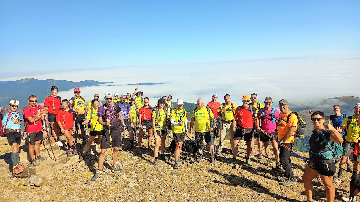 Ocho invidentes de Montañeros Amigos Unidos de la ONCE suben a la montaña más alta de La Rioja con la ayuda de una veintena de guías voluntarios.