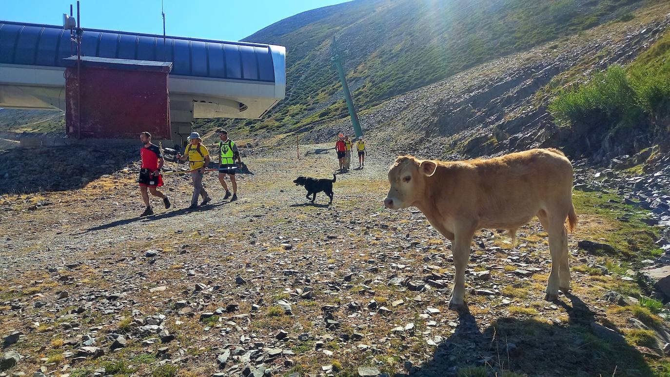 Ocho invidentes de Montañeros Amigos Unidos de la ONCE suben a la montaña más alta de La Rioja con la ayuda de una veintena de guías voluntarios.