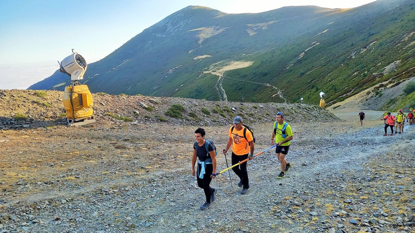 Ocho invidentes de Montañeros Amigos Unidos de la ONCE suben a la montaña más alta de La Rioja con la ayuda de una veintena de guías voluntarios.