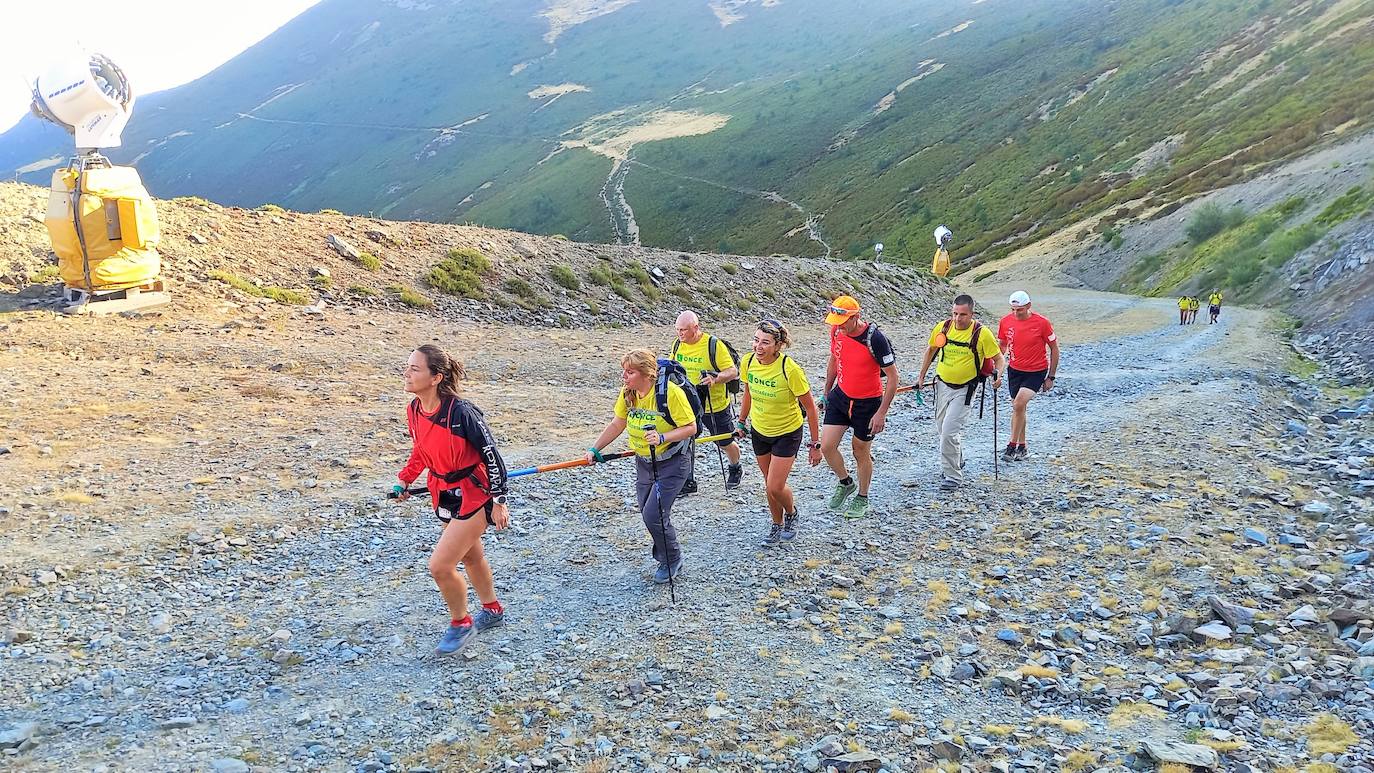 Ocho invidentes de Montañeros Amigos Unidos de la ONCE suben a la montaña más alta de La Rioja con la ayuda de una veintena de guías voluntarios.