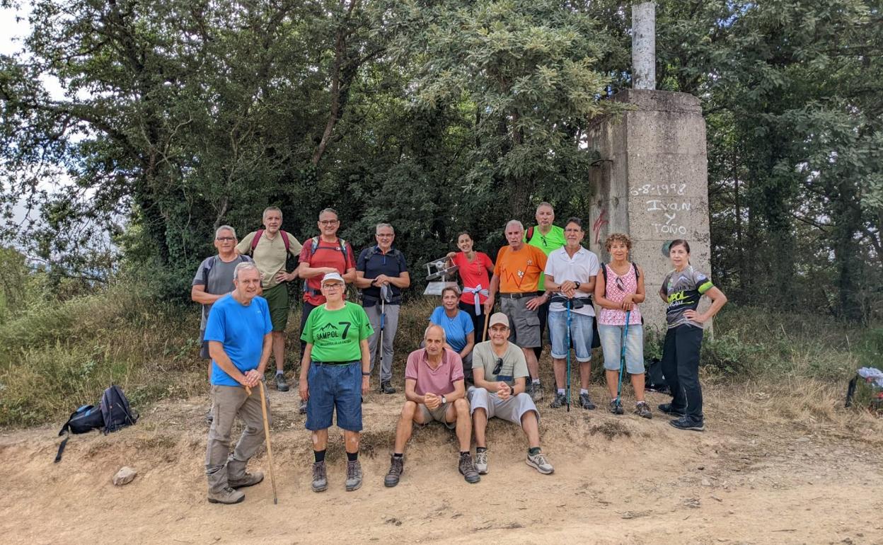 Participantes en la caminata de ayer al Sampol. 