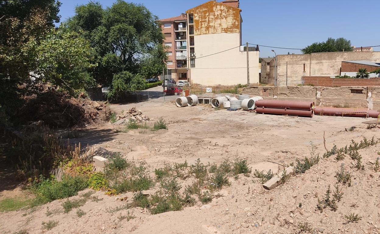 El acondicionamiento de la parcela, junto al río Alhama, dará lugar a trece aparcamientos. 