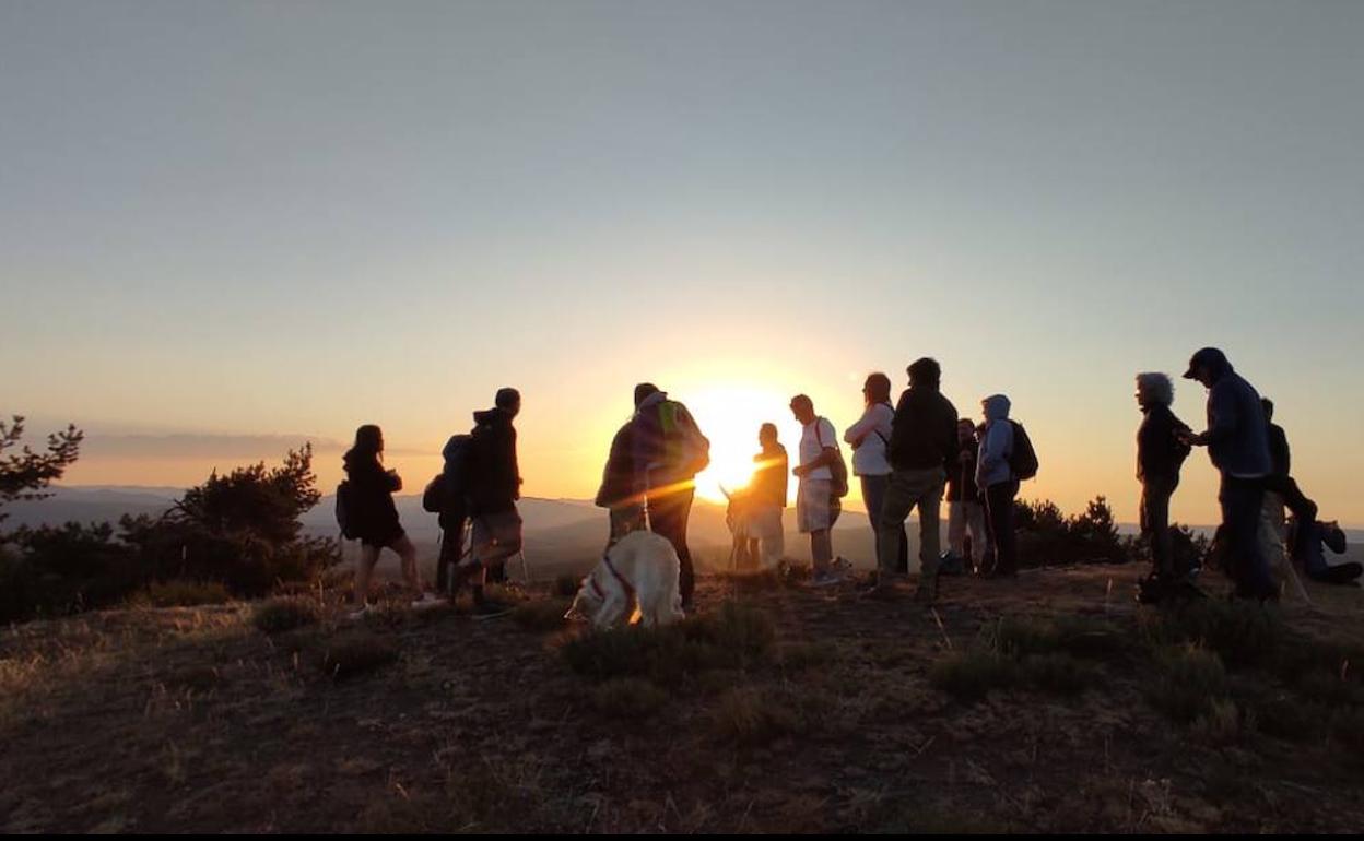 El grupo disfruta del atardecer durante el paseo. 