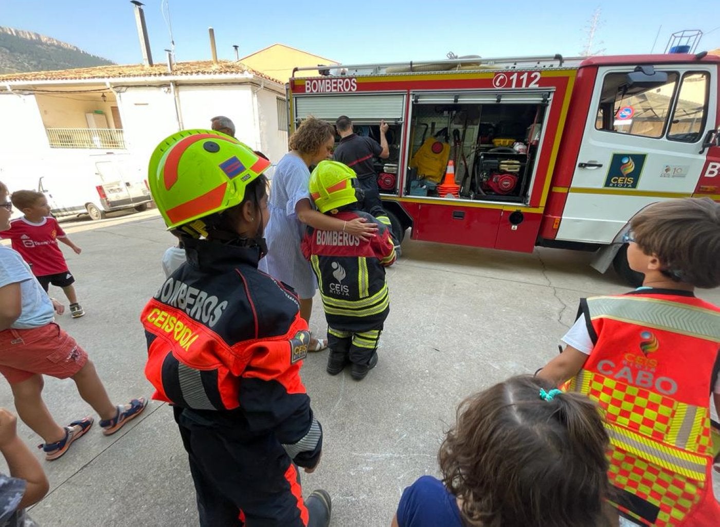 Los niños aprendieron cómo actúan los bomberos. 