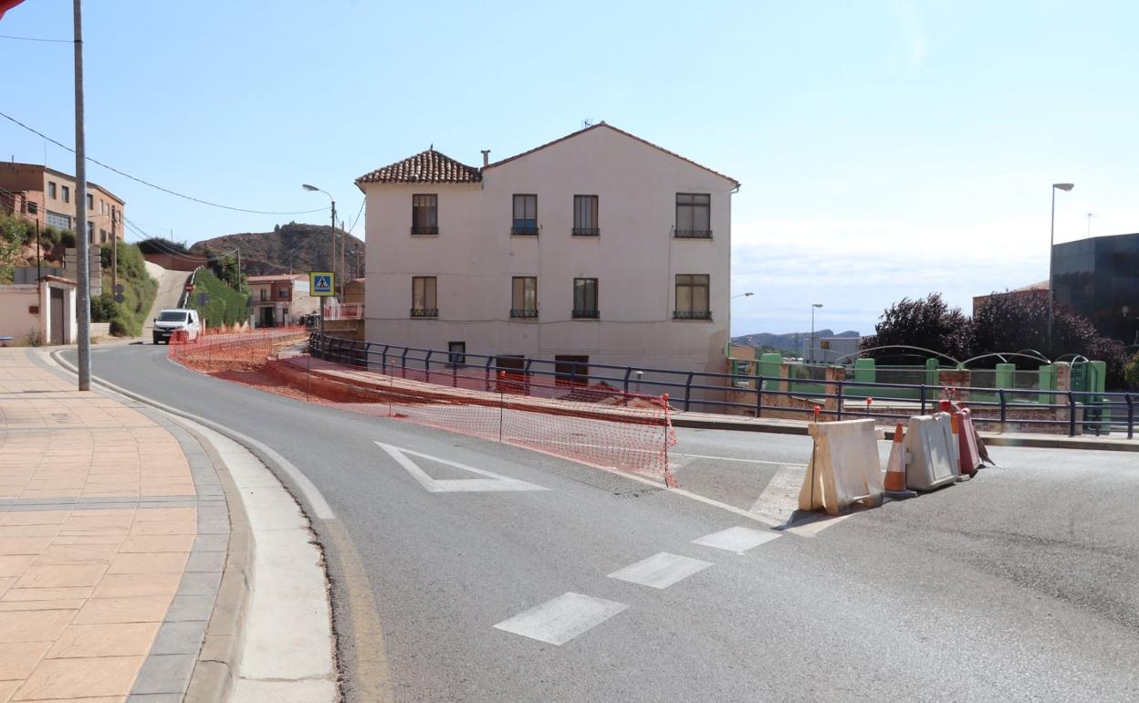 El avance de los trabajos ha llevado a picar ya un carril de avenida de Logroño próximo al casco urbano. 