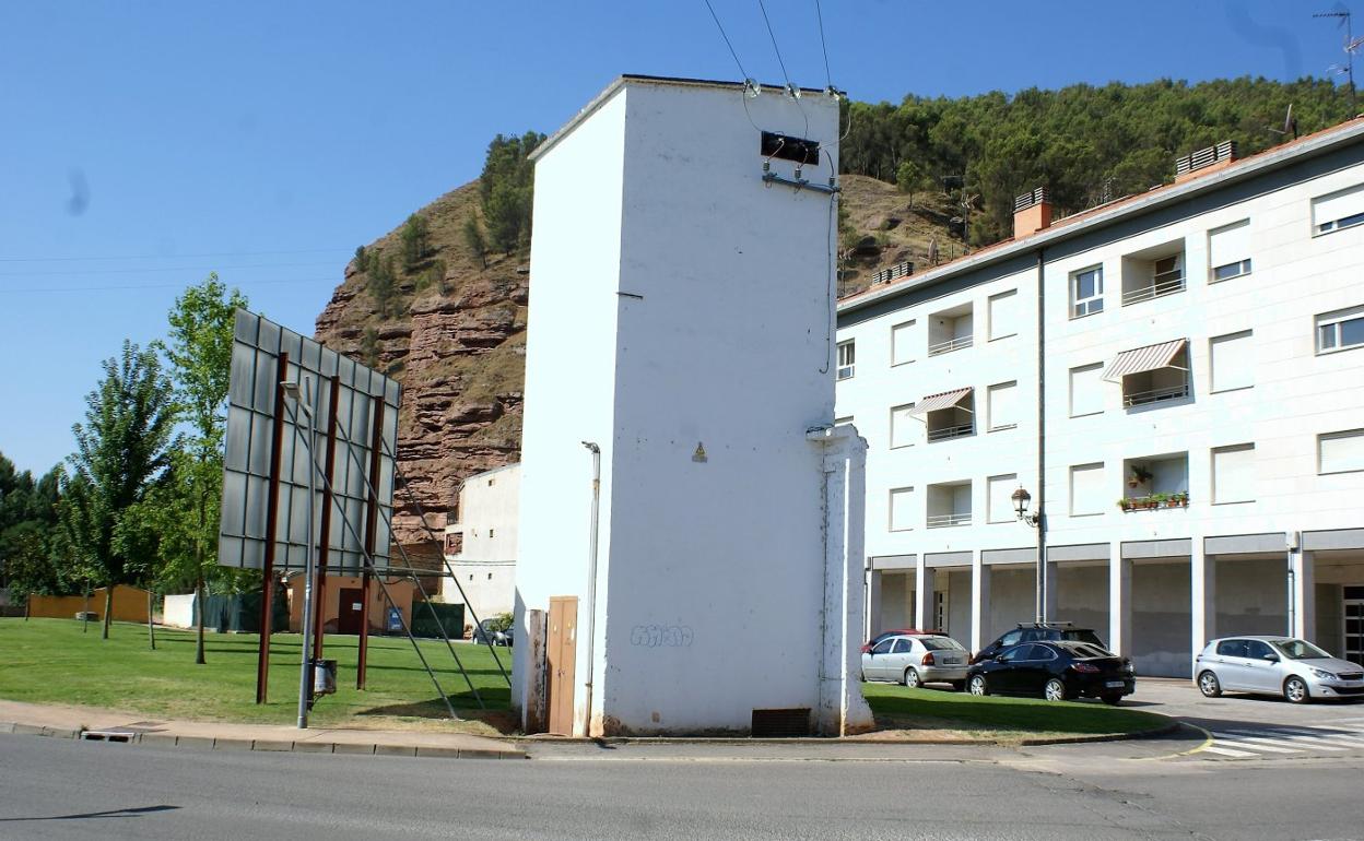 El transformador ubicado junto a la plaza de Santiago desaparecerá. 