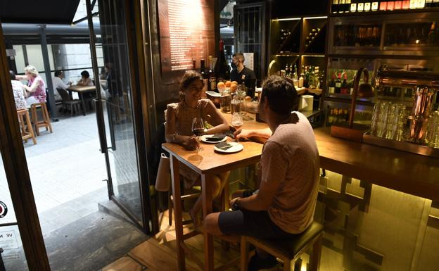 Un bar con sus puertas abiertas para facilitar la ventilación frente al coronavirus.