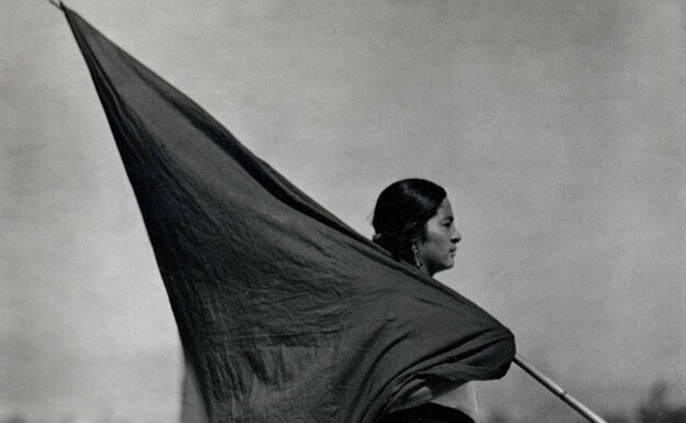 'Mujer con bandera', hacia 1928, Ciudad de Méxici. Cortesía de la Galería Bilderwelt-Reinhard Schultz. 