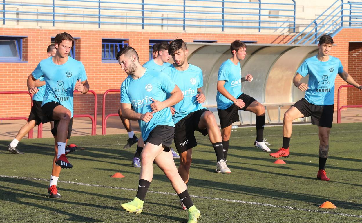 Los jugadores del Balsamaiso durante uno de sus primeros entrenamientos en Pradoviejo. 