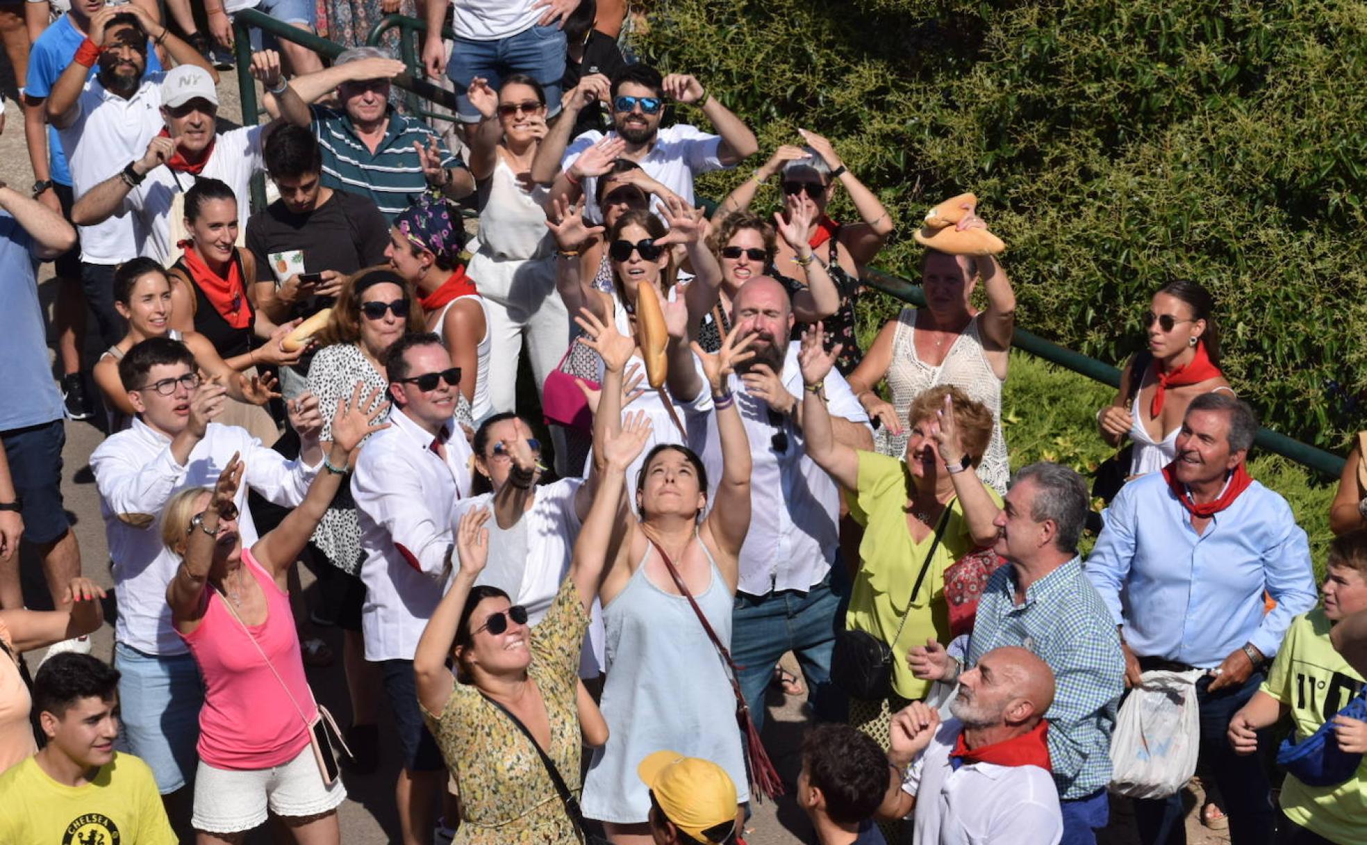 Fiesta del Pan y Queso: Fiestas de Quel: El pan y el queso vuelve a volar desde el balcón