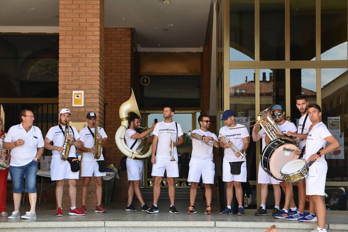 Fotos: Quel inicia las fiestas con el cohete y pañuelos para niños y mayores