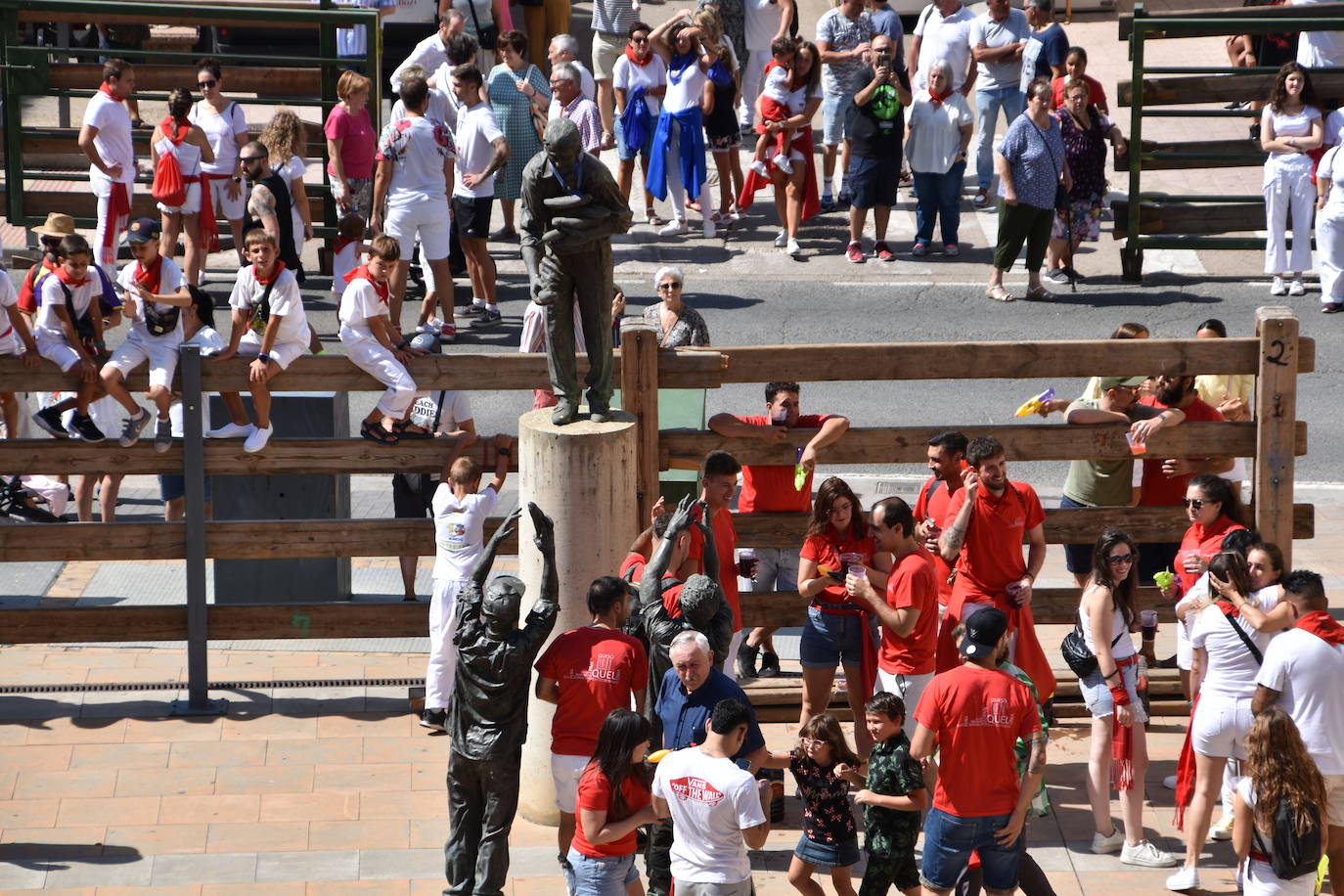Fotos: Quel inicia las fiestas con el cohete y pañuelos para niños y mayores