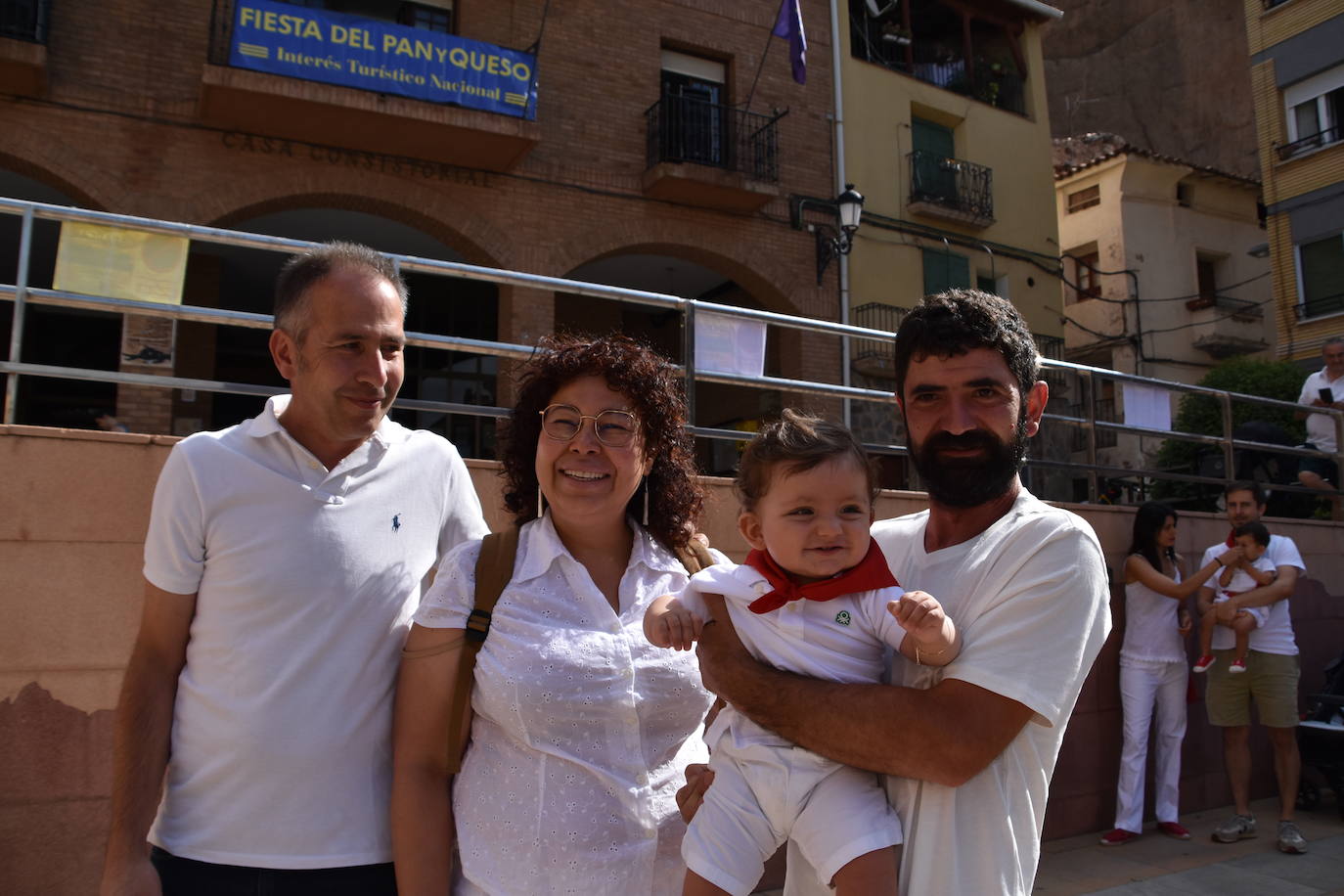 Fotos: Quel inicia las fiestas con el cohete y pañuelos para niños y mayores