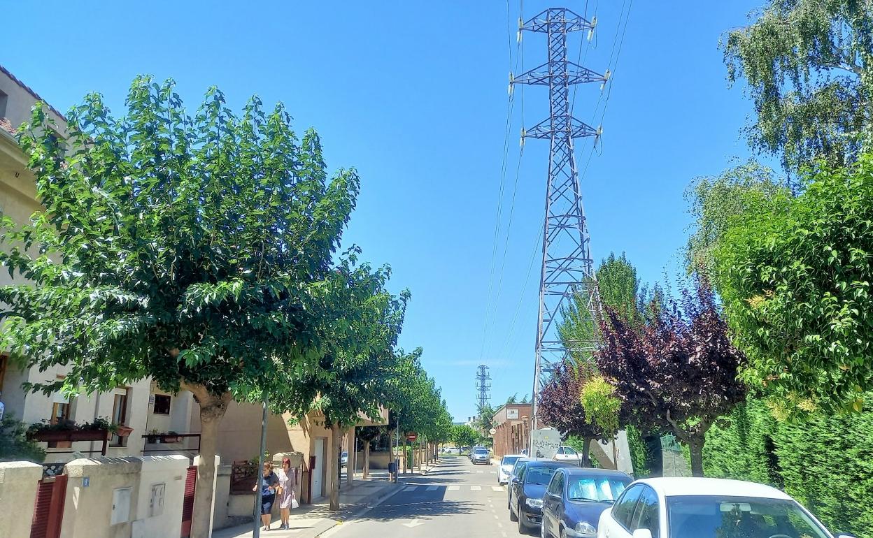 Dos mujeres transitan junto a la torre de la calle Manuel de Falla. 