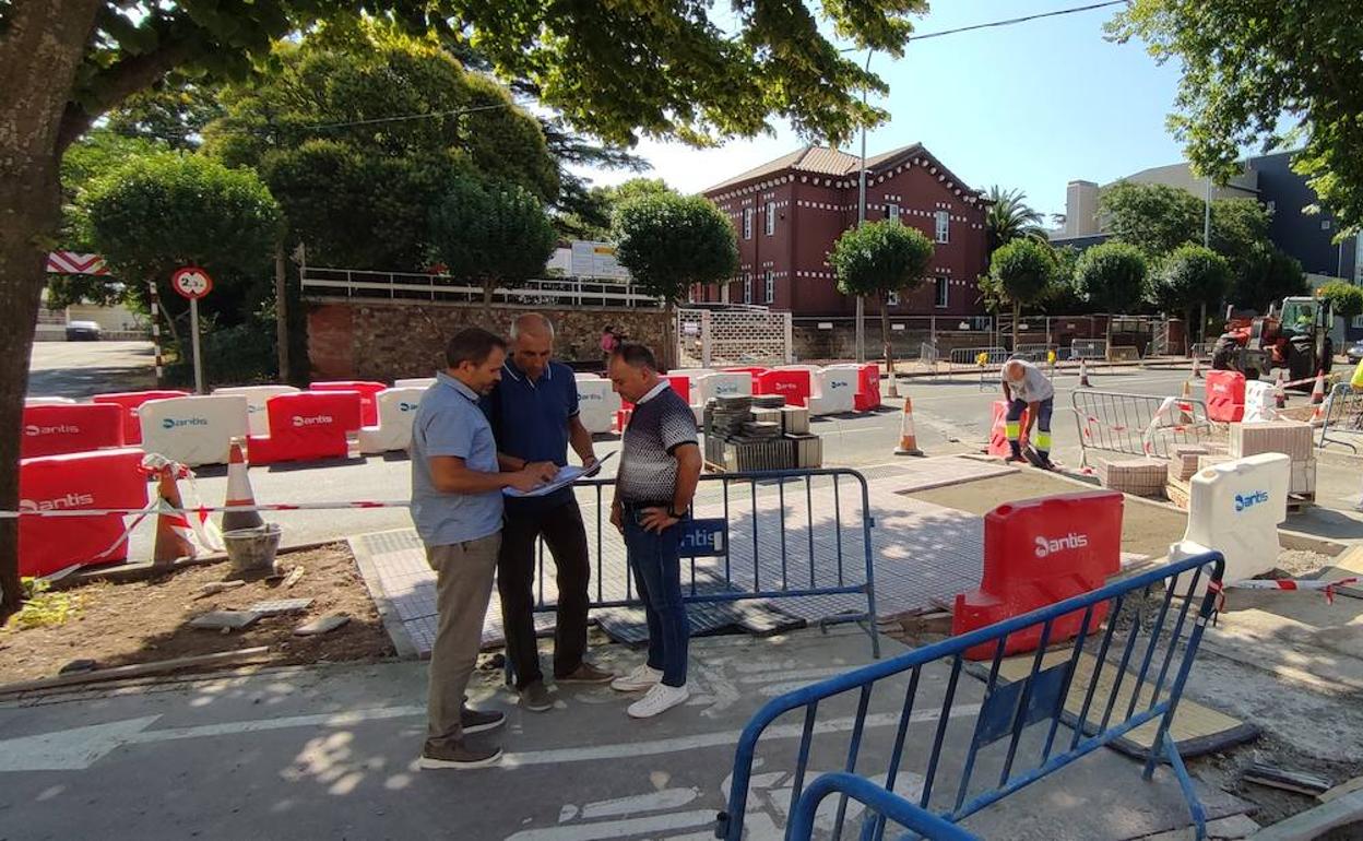 Obras en la calle Luis de Ulloa, intersección con San Prudencio. 