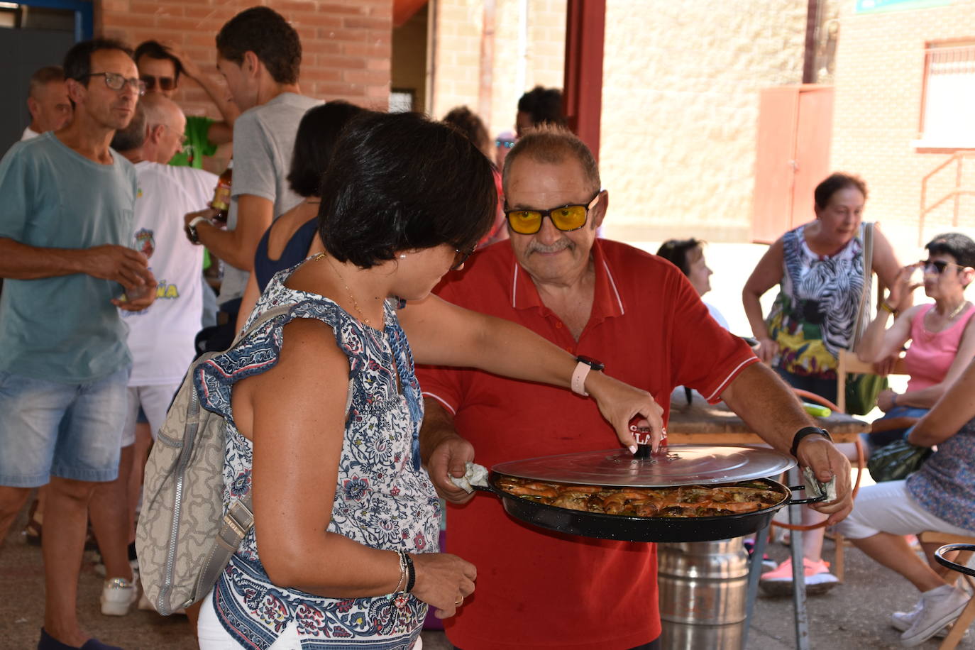 Fotos: Las cuadrillas de Quel se reúnen para comer paella
