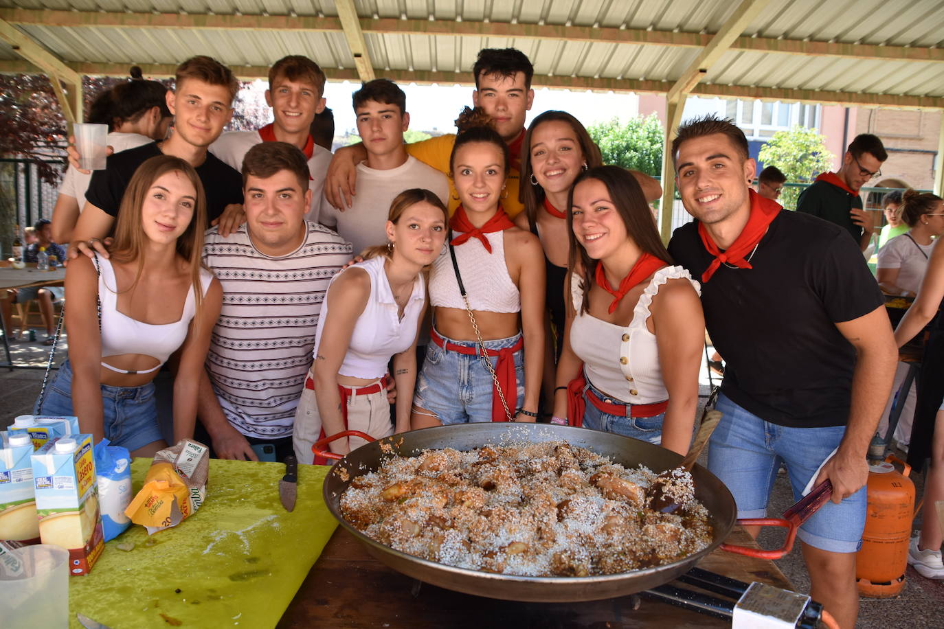 Fotos: Las cuadrillas de Quel se reúnen para comer paella