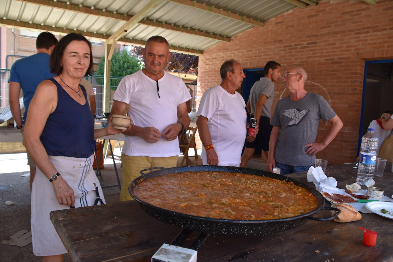 Fotos: Las cuadrillas de Quel se reúnen para comer paella