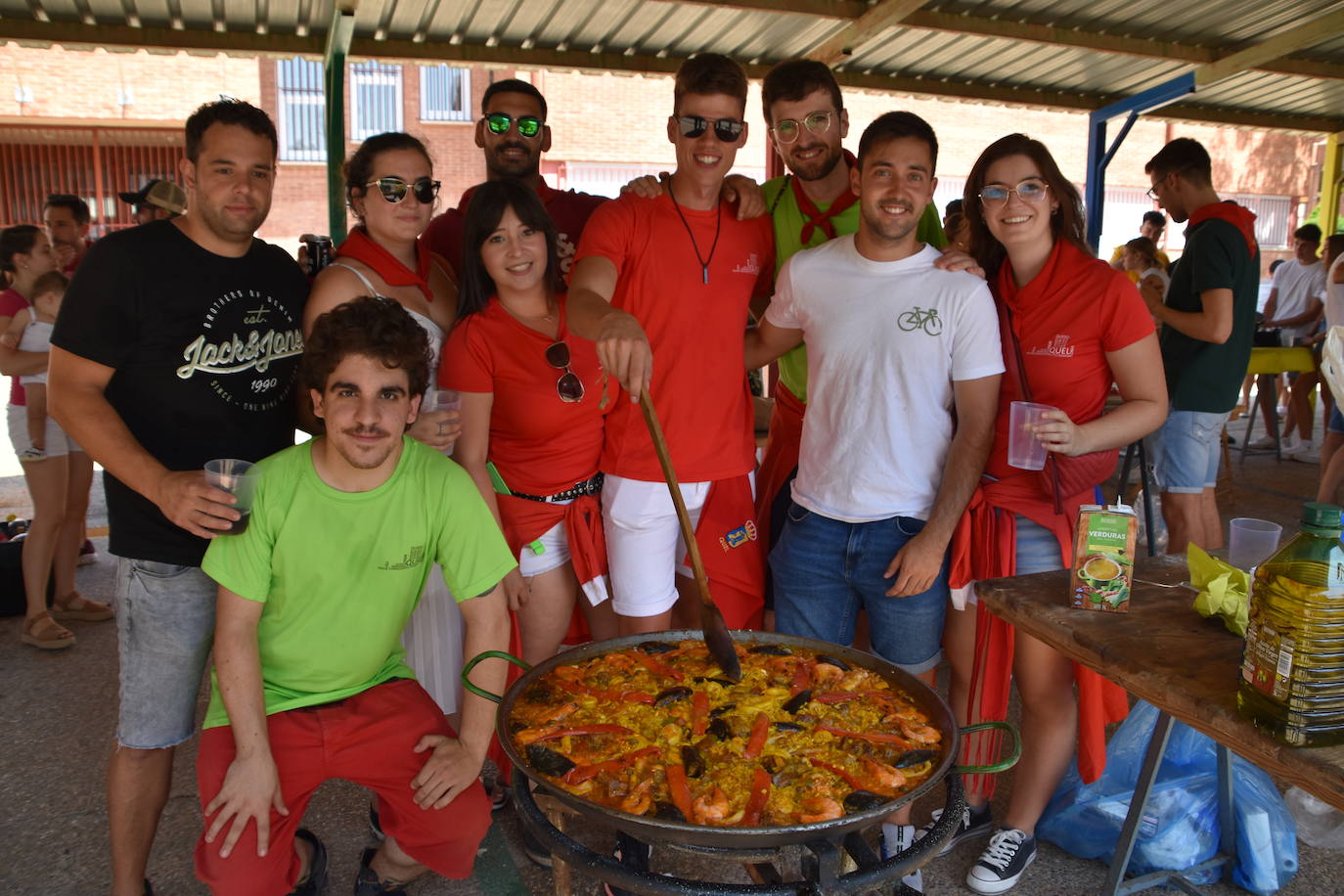 Fotos: Las cuadrillas de Quel se reúnen para comer paella