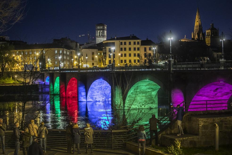 El Puente de Piedra, con luces de colores los sábados, verá recortada su iluminación, al igual que las iglesias del Casco Antiguo. 