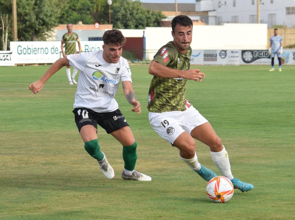 Andrés Silvente conduce el esférico ante la presión de un jugador del Alfaro en Pradejón. 