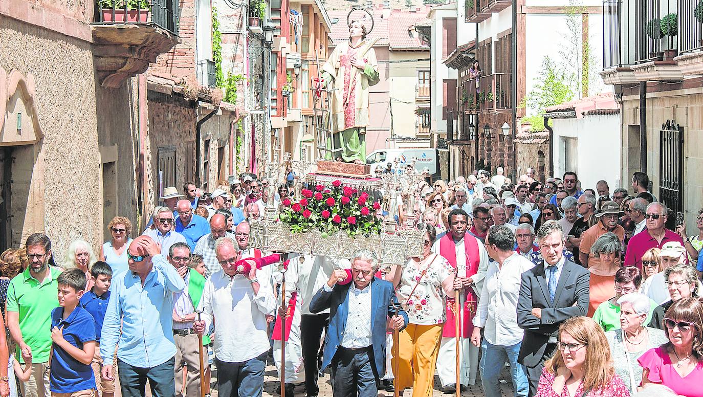 La procesión de San Lorenzo recorrió las calles, acompañada de los representantes políticos y religiosos, grupo municipal de danzas, banda de música y vecinos. 