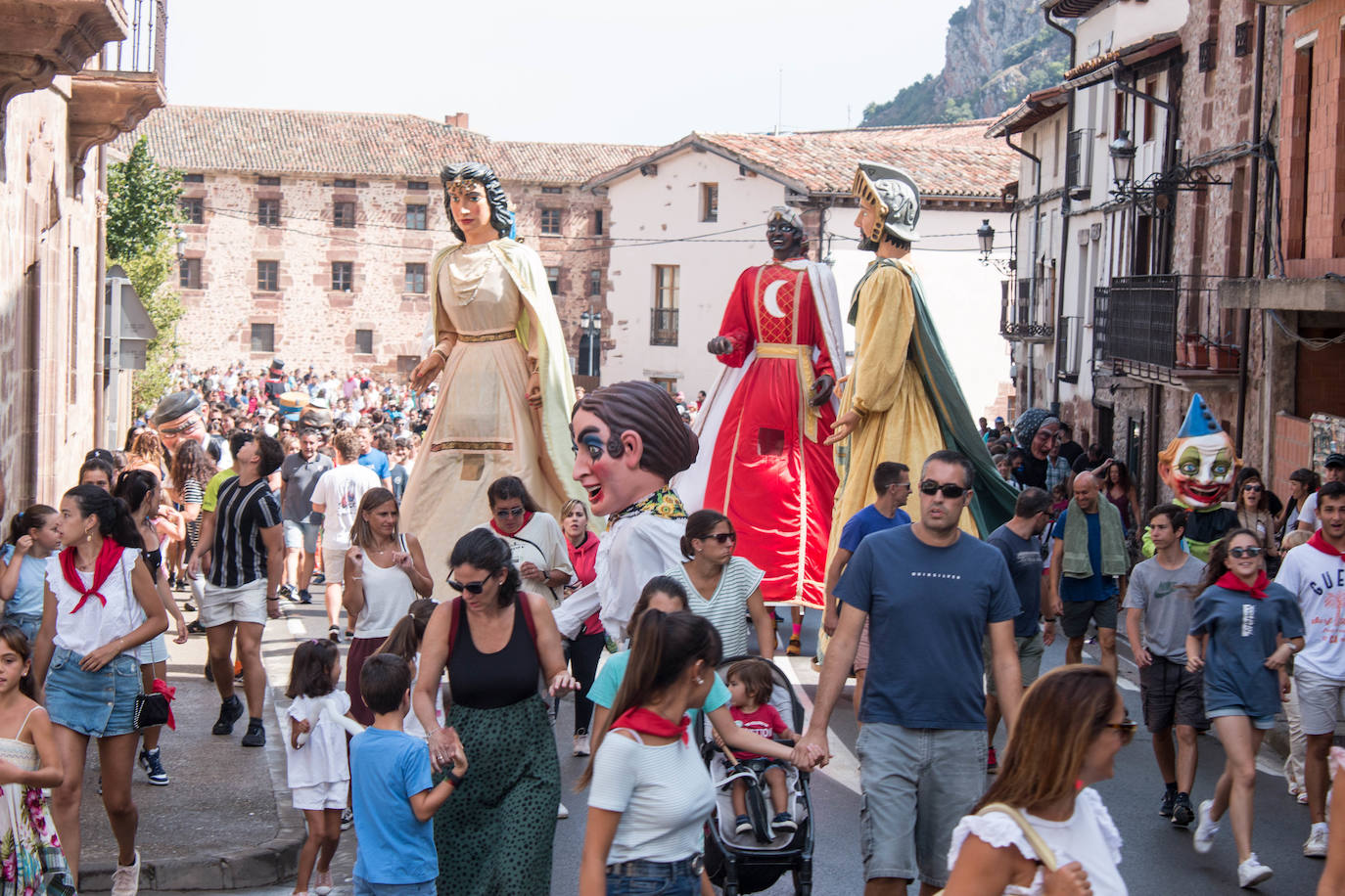 Fotos: Gigantes y cabezudos, protagonistas en Ezcaray