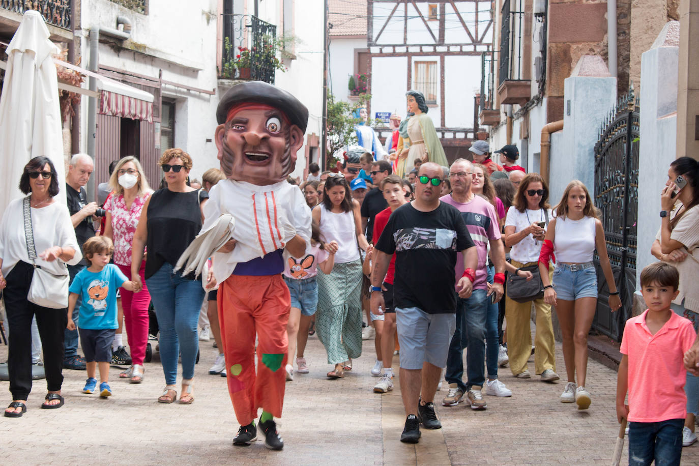 Fotos: Gigantes y cabezudos, protagonistas en Ezcaray