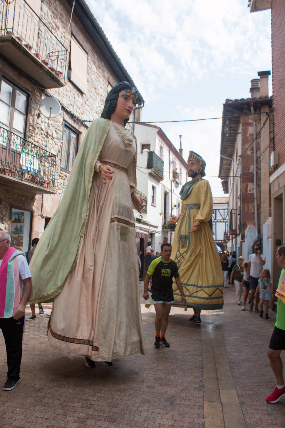 Fotos: Gigantes y cabezudos, protagonistas en Ezcaray