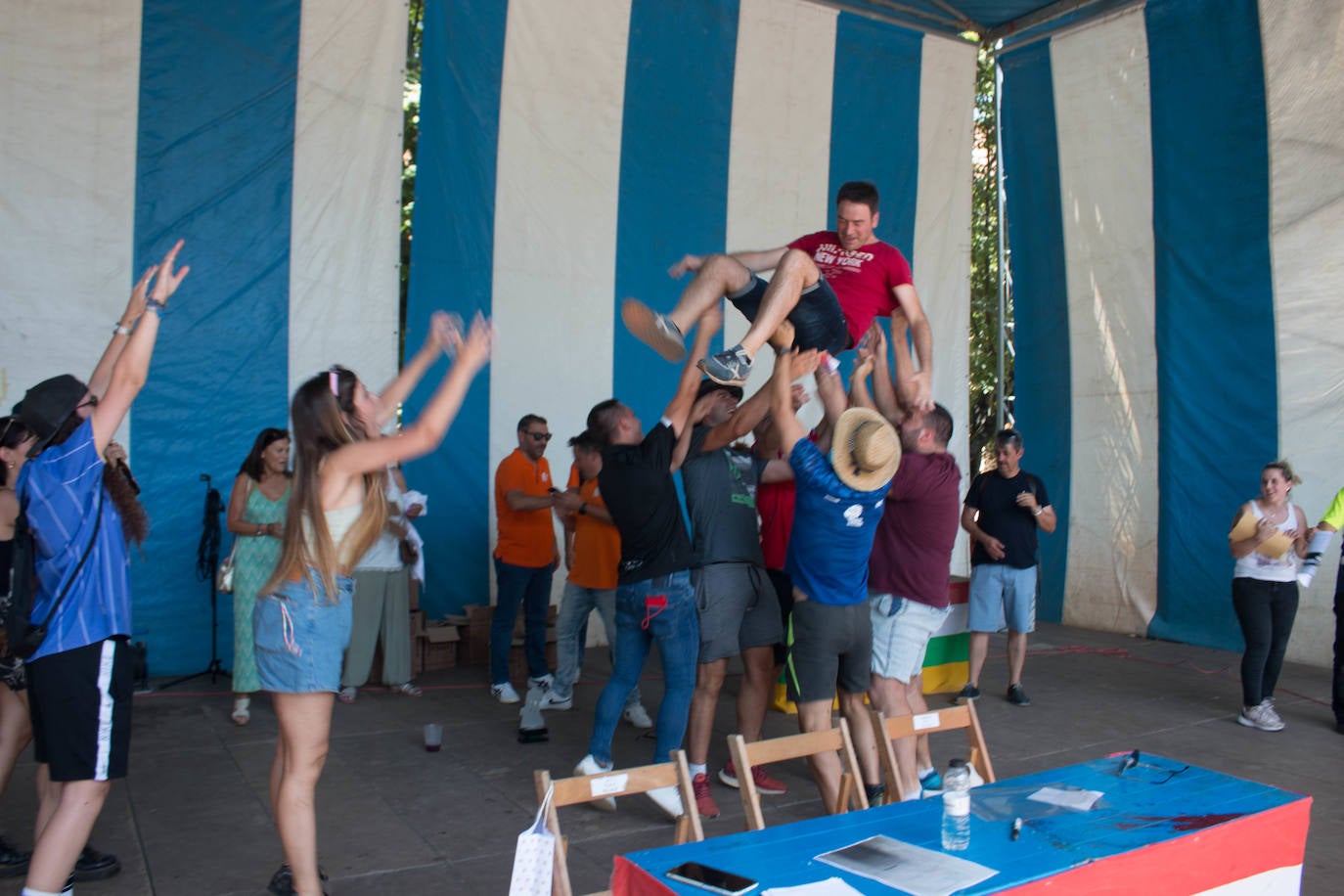 Fotos: Cuarenta cuadrillas en el Concurso de Calderetas de Ezcaray