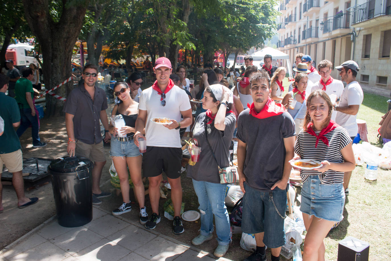 Fotos: Cuarenta cuadrillas en el Concurso de Calderetas de Ezcaray