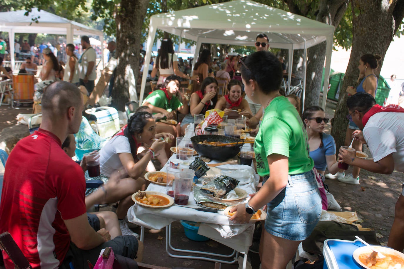 Fotos: Cuarenta cuadrillas en el Concurso de Calderetas de Ezcaray