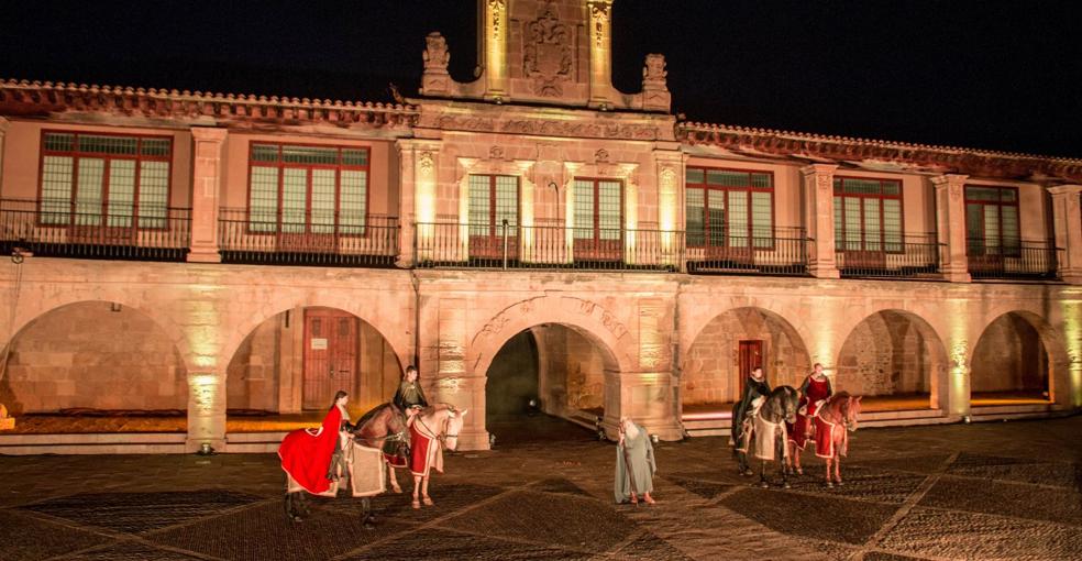 Escena inicial de 'Los milagros del Santo' tomada en el pase de prensa del miércoles, que se suspendió por la tormenta caída nada más empezar.