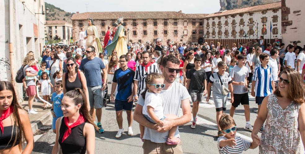 Cientos de personas acompañaron a la comparsa de gigantes y cabezudos en su divertido recorrido por las calles de la villa. 