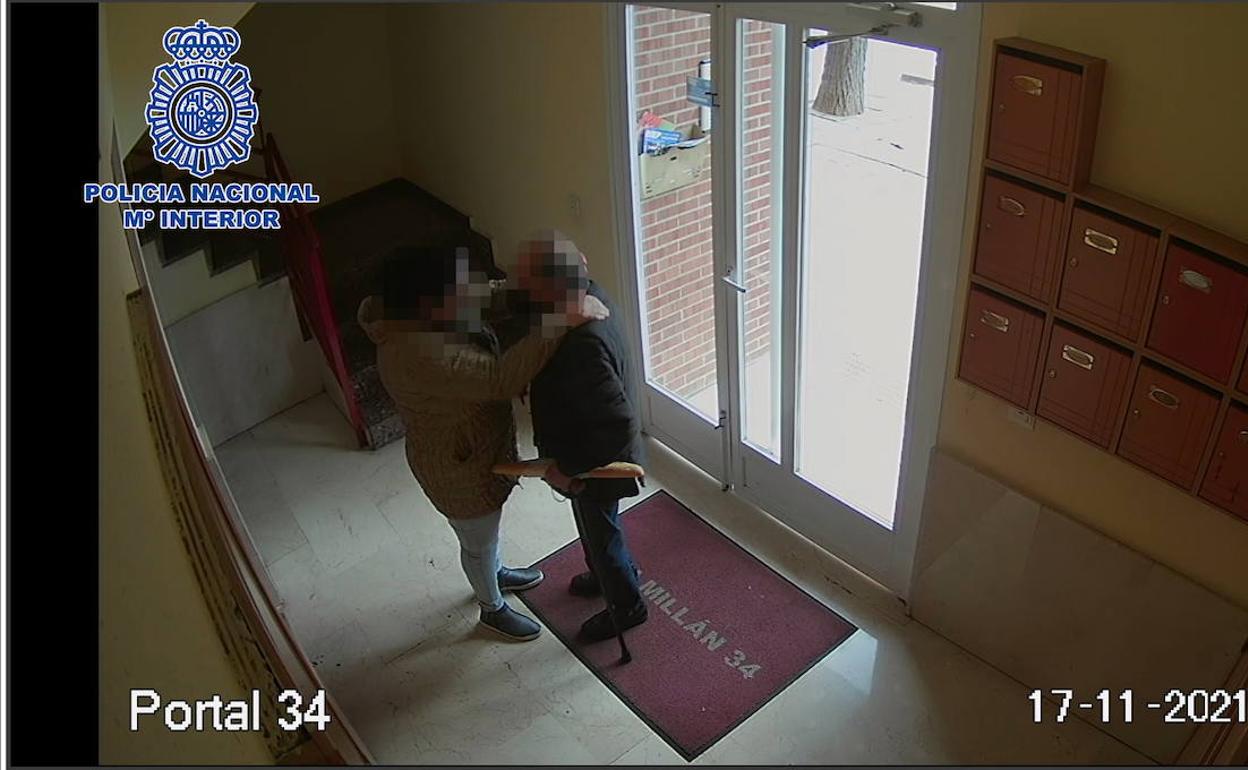 La Policía alerta sobre la técnica del «hurto amoroso» o del «abrazo amoroso»
