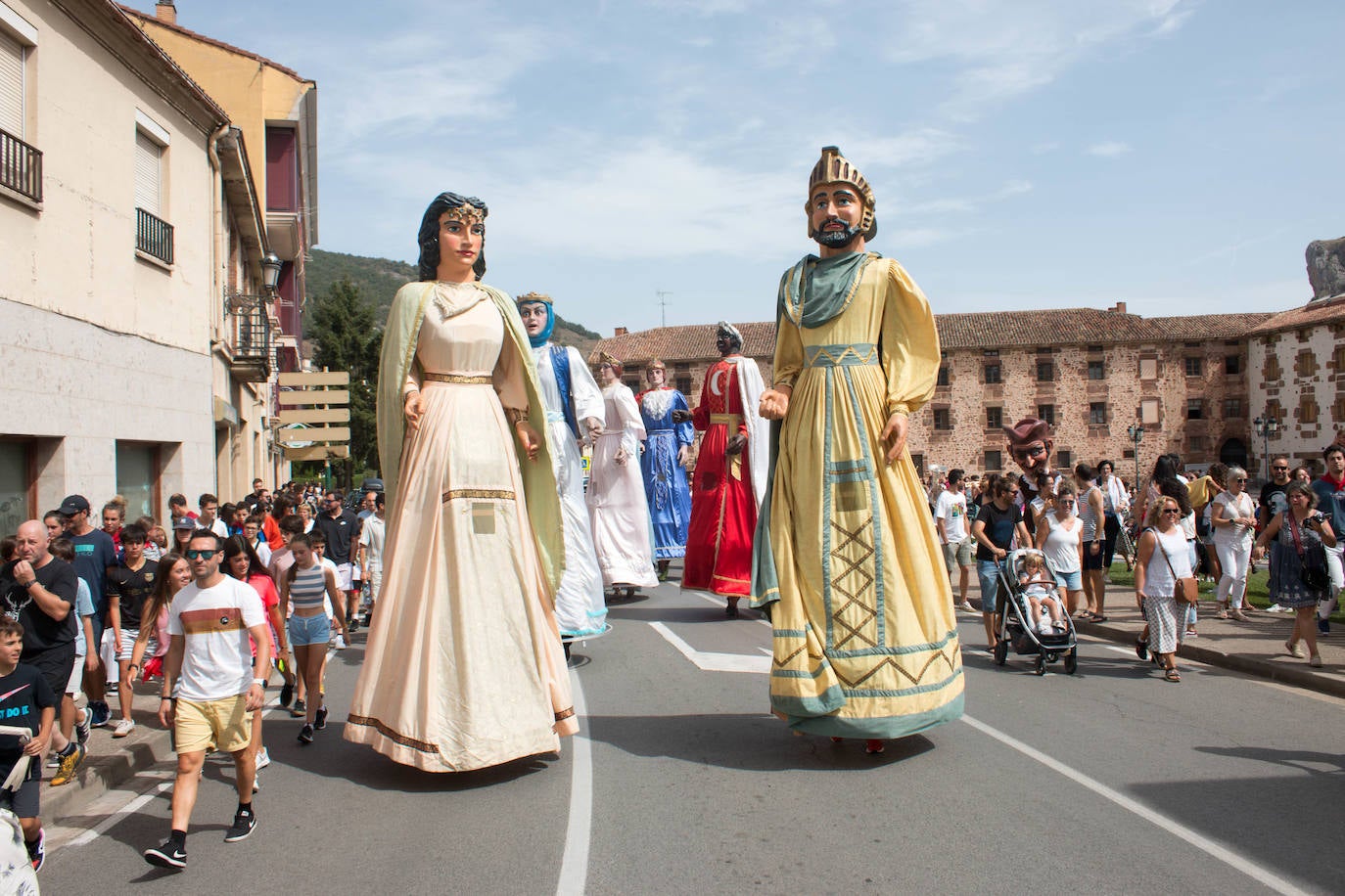 Fotos: Gigantes y cabezudos vuelven a tomar Ezcaray