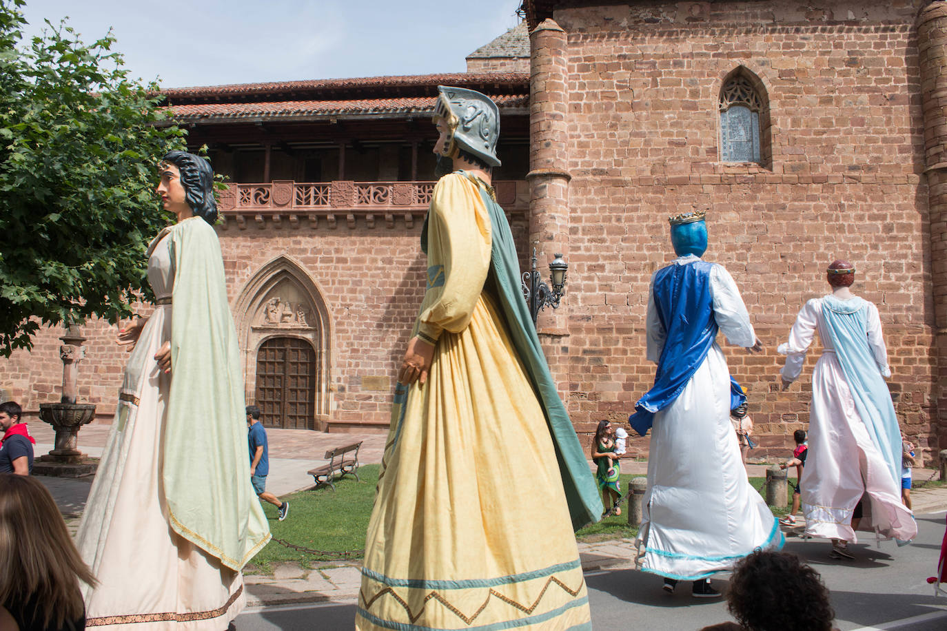 Fotos: Gigantes y cabezudos vuelven a tomar Ezcaray