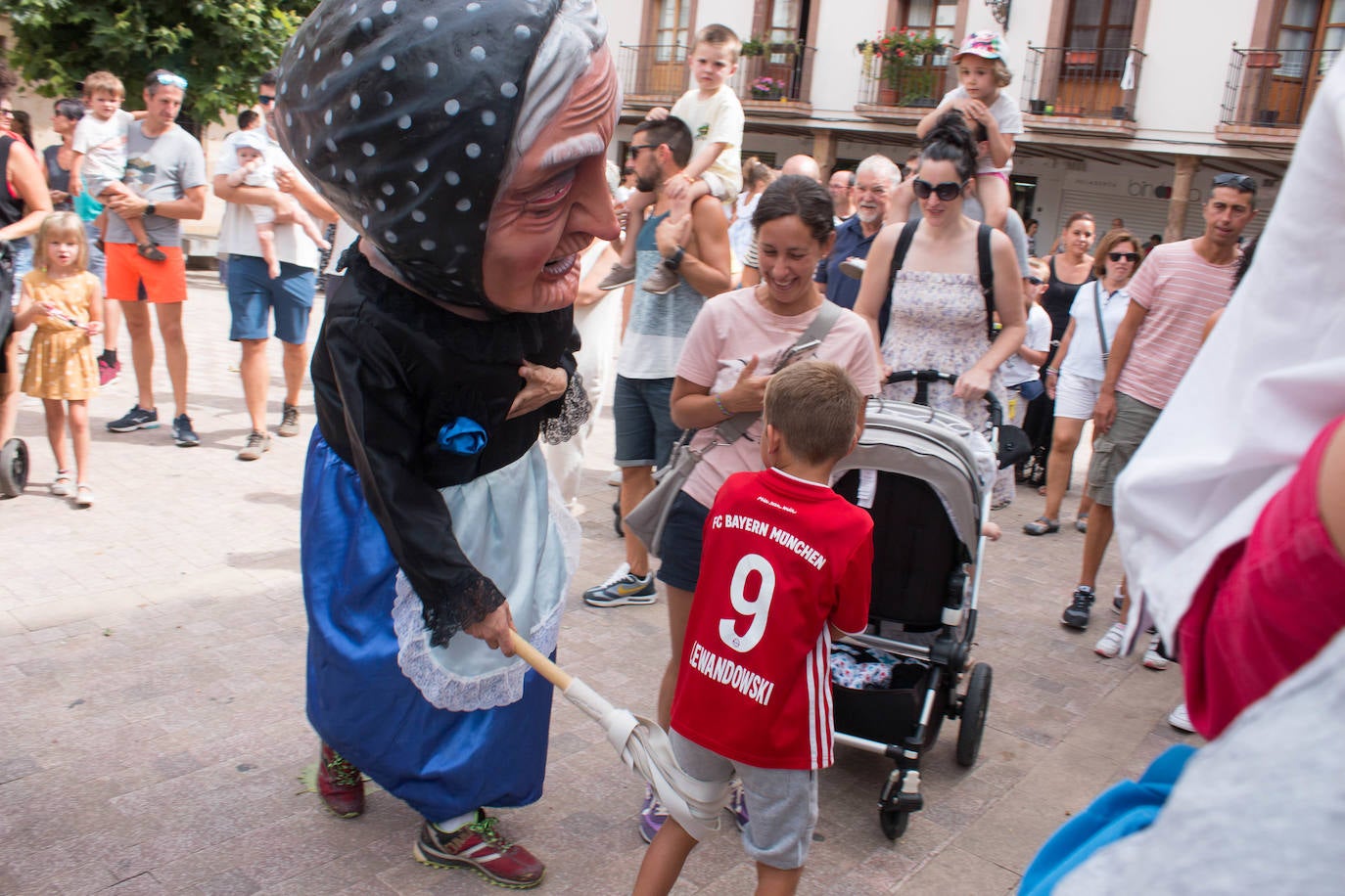 Fotos: Gigantes y cabezudos vuelven a tomar Ezcaray