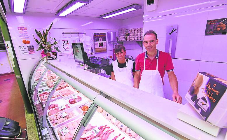 Maribel y Santi, en su carnicería. 